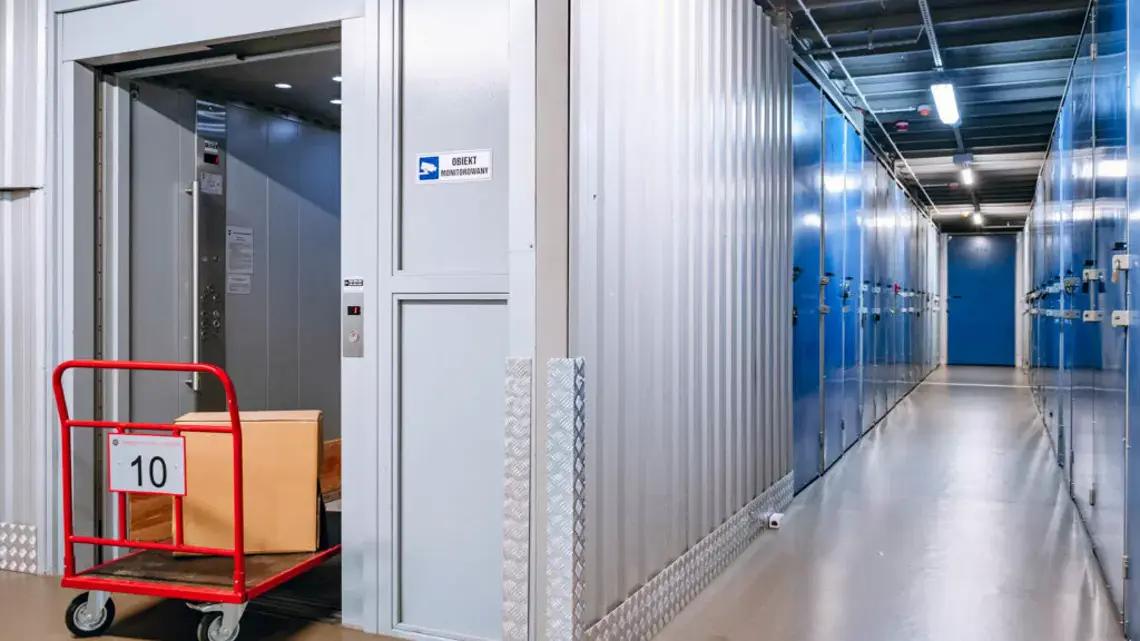 Magazyn samoobsługowy Celtic Self Storage Piaseczno — widok wnętrza magazynu