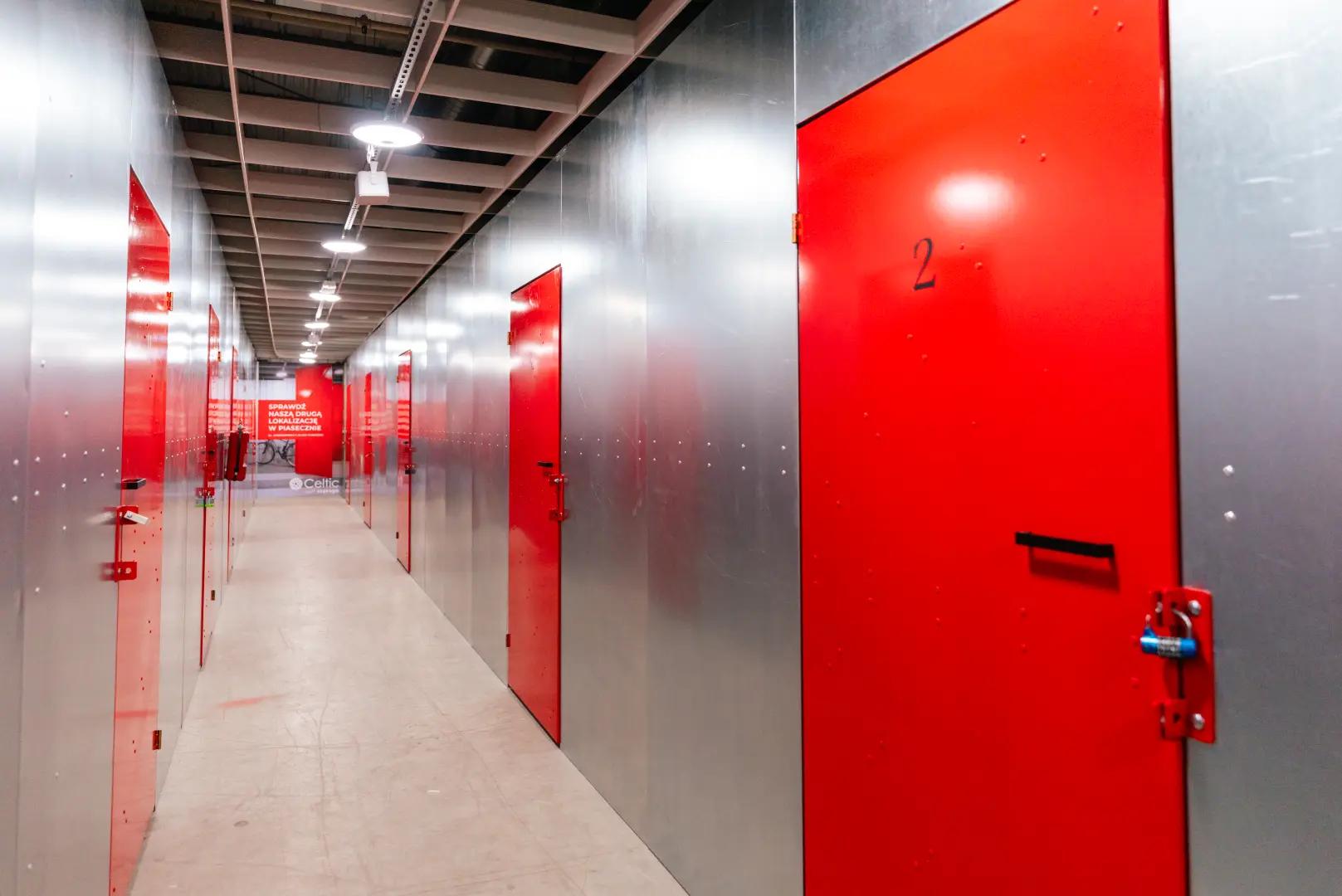 Boksy magazynowe z czerwonymi drzwiami w Celtic Self Storage