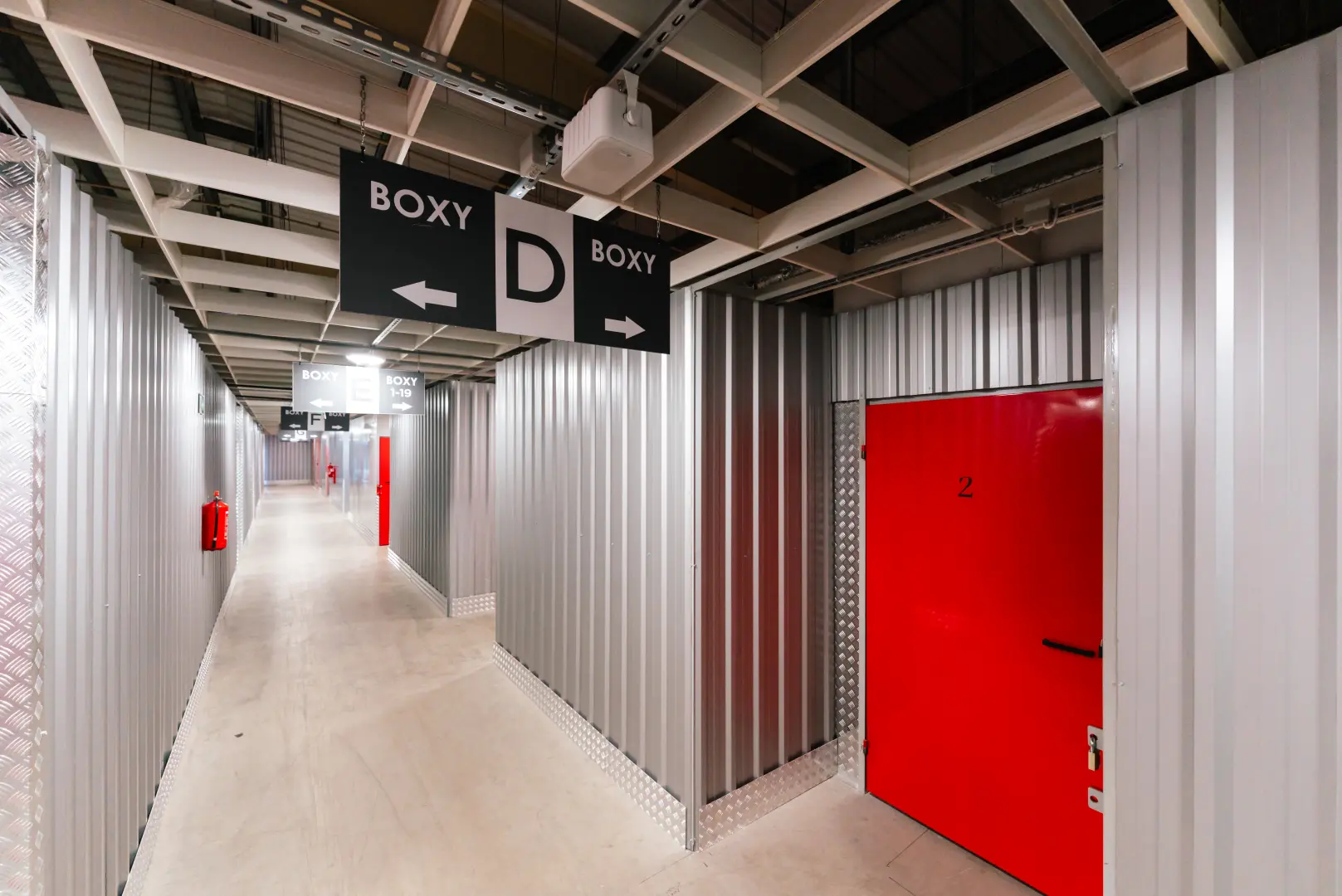 Tablice informacyjne i oznaczenia stref boksów w Celtic Self Storage Piaseczno