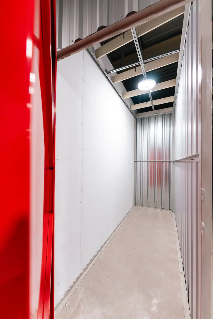 Wnętrze pustego małego boksu z własnym oświetleniem w Celtic Self Storage Piaseczno