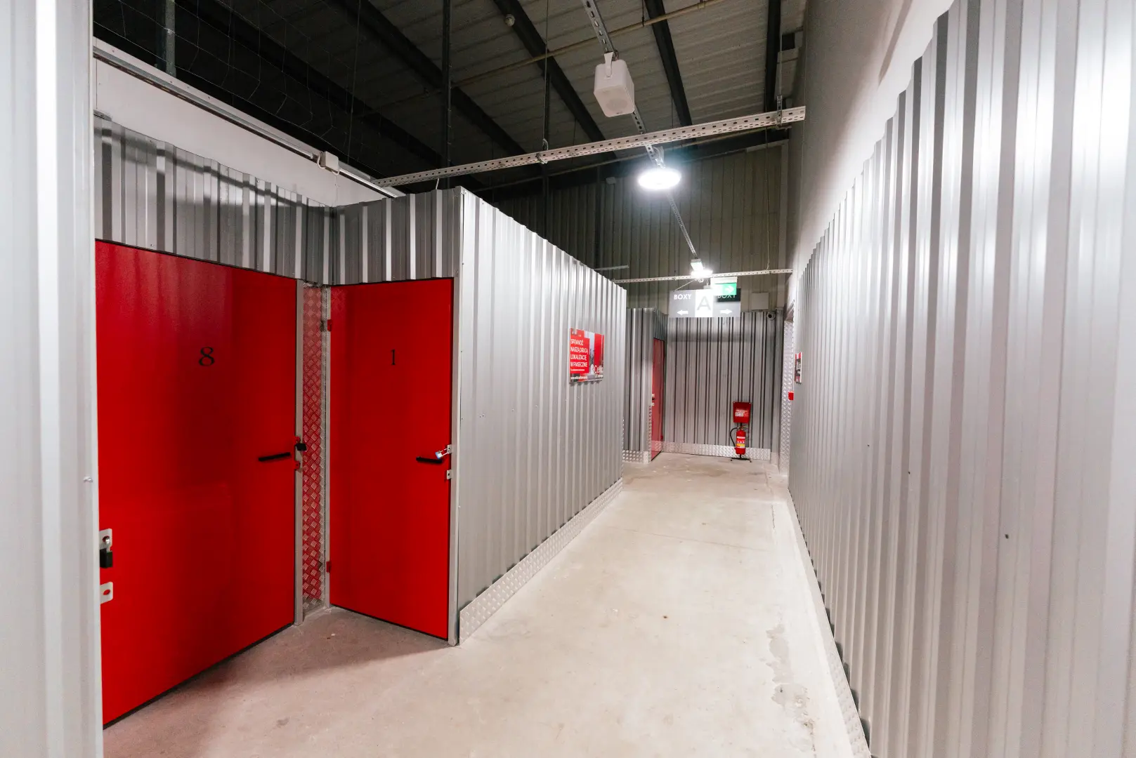 Korytarz w strefie boksów A z gaśnicą i oznaczeniami w Celtic Self Storage Piaseczno