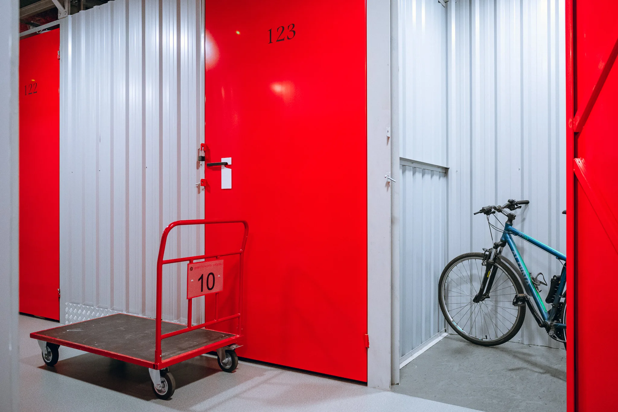 Celtic Self Storage Piaseczno — boks z rowerem i wózek transportowy