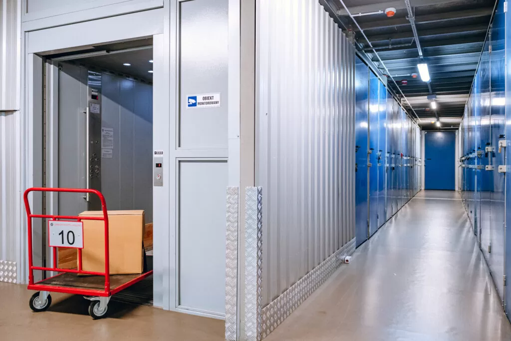 Winda towarowa i korytarz z niebieskimi drzwiami boksów w Celtic Self Storage Piaseczno