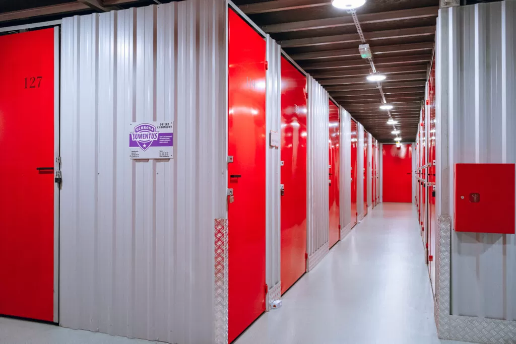 Korytarz magazynowy z informacją o ochronie Juwentus w Celtic Self Storage Piaseczno